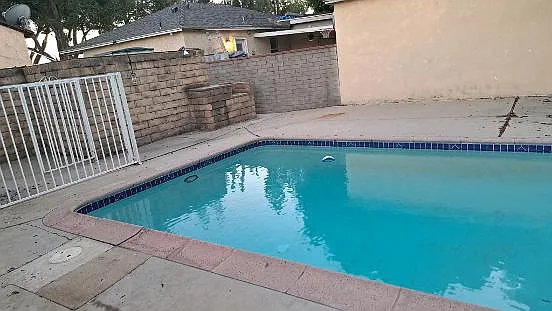 17501 Victory Blvd — Photo 3