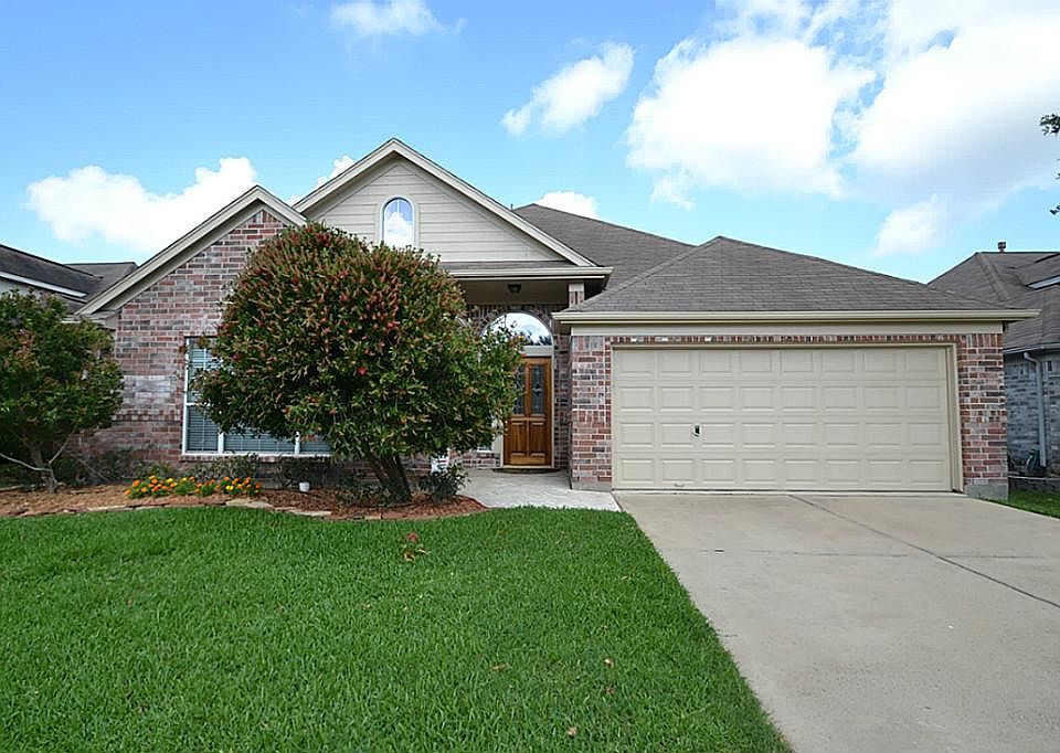 Front view of this enchanting home located at 3715 Katy Hollow.