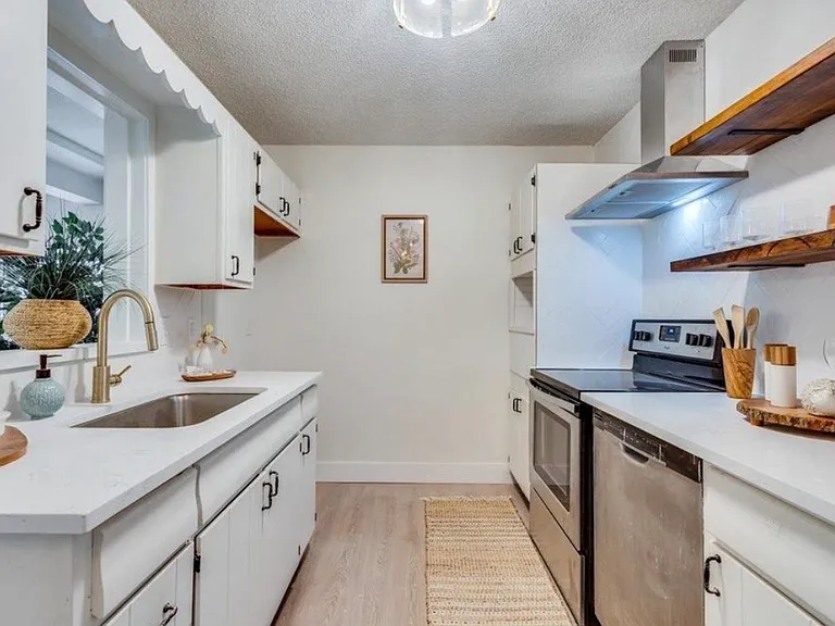 565 S Circle Dr — Photo 2
