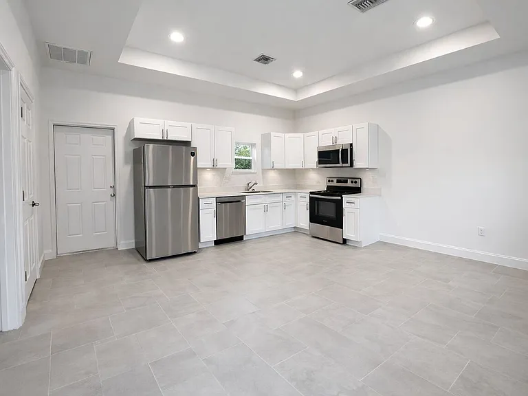 2511 65th St W — Photo 2