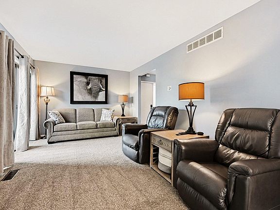 4th image of 221 Paisley Ct