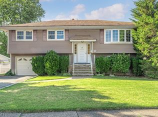 29 Kuhn Ct, Rochelle Park, NJ 07662