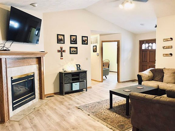 3rd image of 2325 Gentry Ln