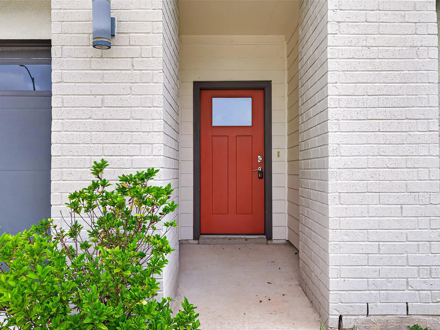4 bed, 2.0 bath, 1860 sqft, $2,200 — Photo 2