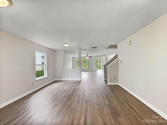 3rd image of 1136 Rainier Ln