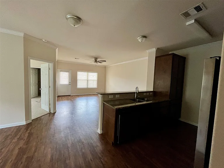 605 Rosewood St — Photo 2