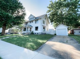 203 E McKenney St, Dixon, IL 61021