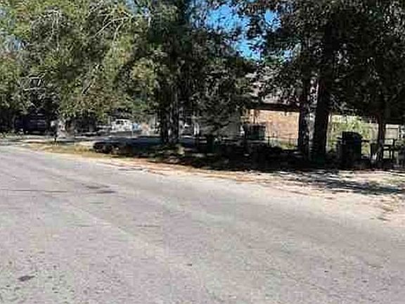 Exterior Neighborhood (street photo)