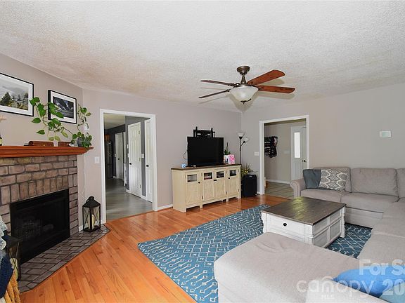 4th image of 36 Cardinal Ln