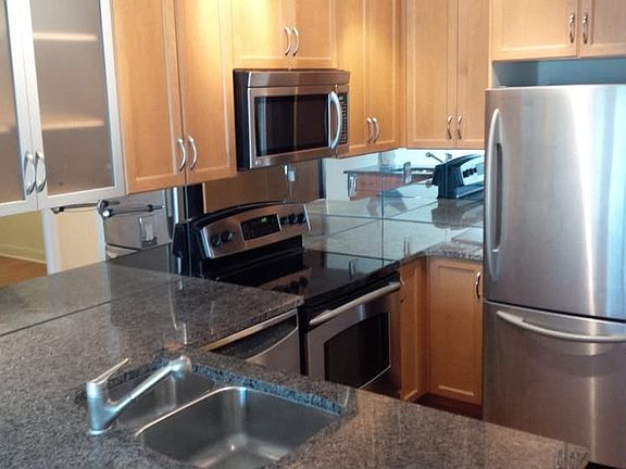 4th image of 18 Yorkville Ave #8