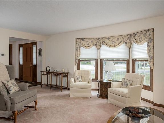 3rd image of 35 Oakmont Ct