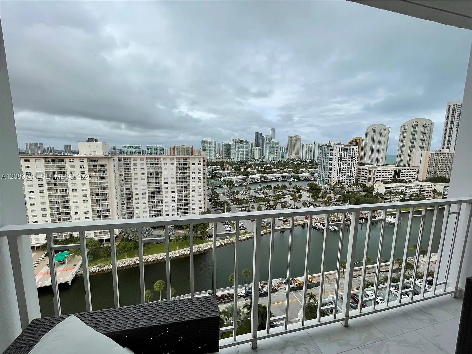 Arlen House West Condo — Photo 3