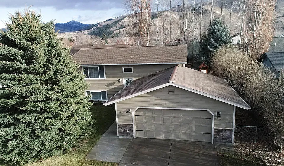 412 Lakeside Dr