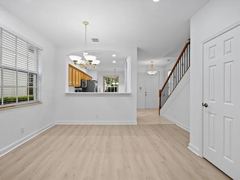 731 Duchess Ct — Photo 3