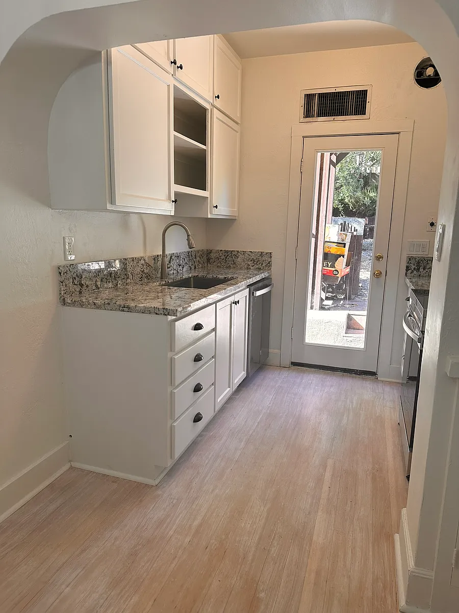 Building Photo - 135 Almond St #5