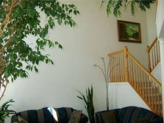 9 HAMPTON PL