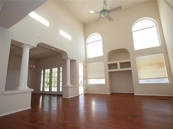 2nd image of 1028 Via De La Paz Dr