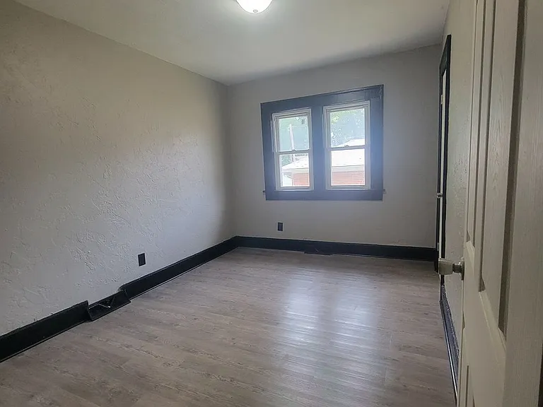 1123 Louise St — Photo 2