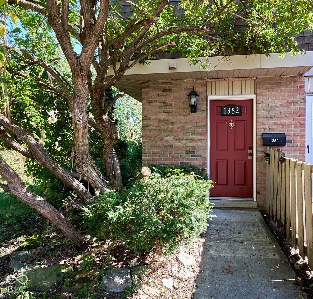 2 bed, 1.5 bath, 1216 sqft, $1,700 — Photo 1