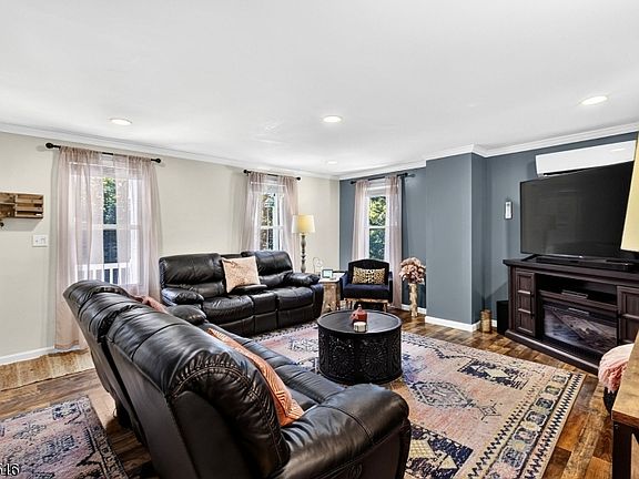 5th image of 71 Reeve Ave