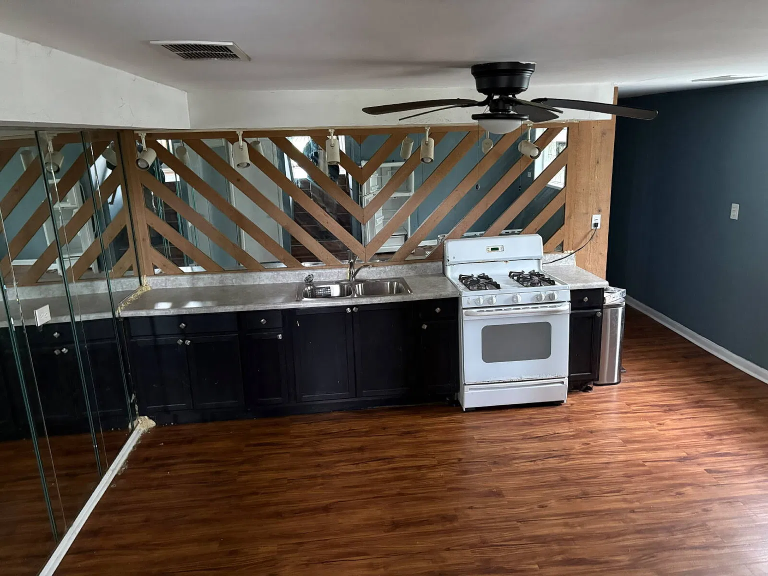3 bed, 1.0 bath, 731 sqft, $1,450 — Photo 2