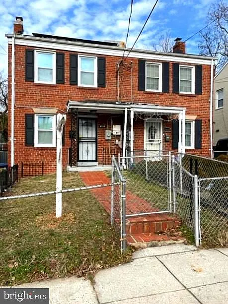 4700 Bass Pl SE photo 1