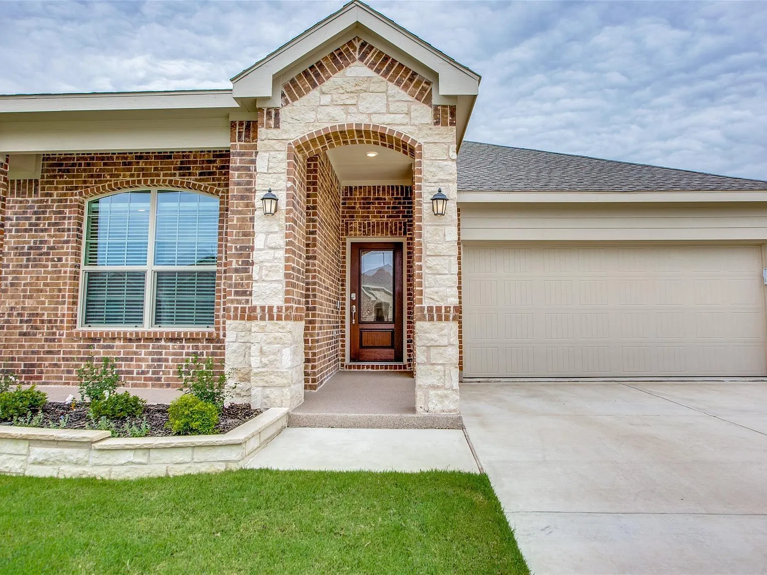 3 bed, 1579 sqft, $1,999 — Photo 2