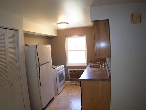 Newer kitchen with large B'fast area