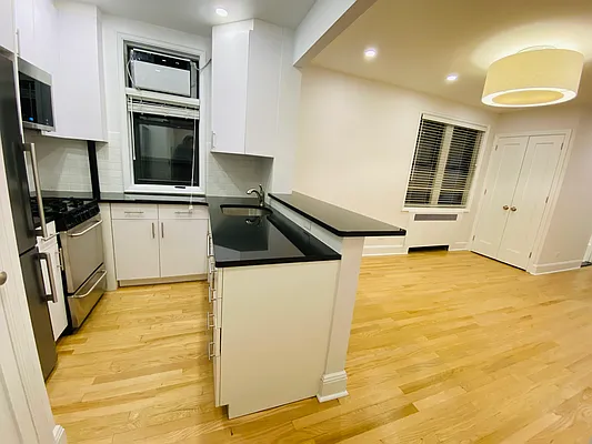 Rented by Metropolis Real Estate of Manhattan | media 3