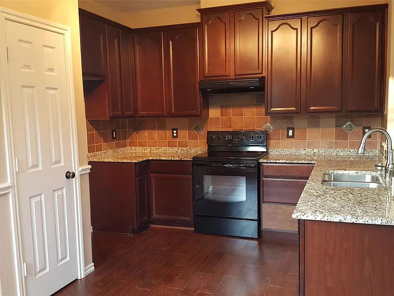 4400 Leeds Dr — Photo 9