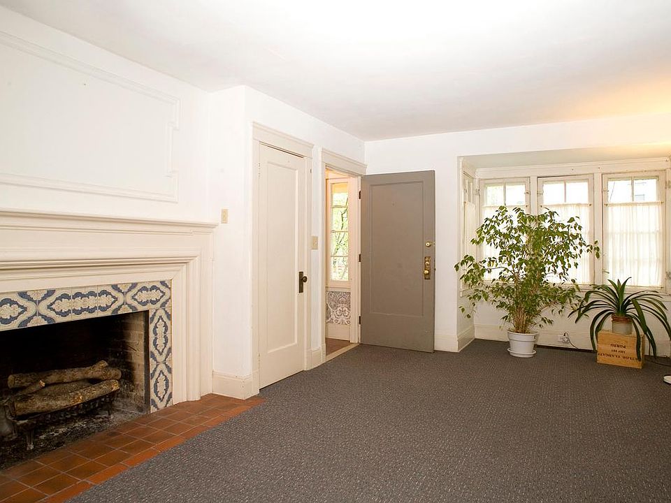 Note: Carpet has been removed and there is now refinished hardwood floors in the living and dining rooms.