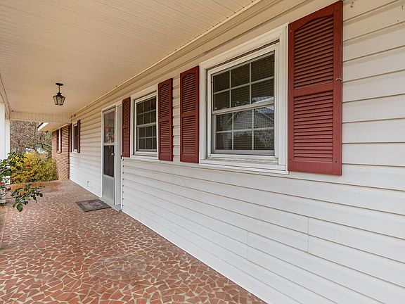 4th image of 215 E Franklin St