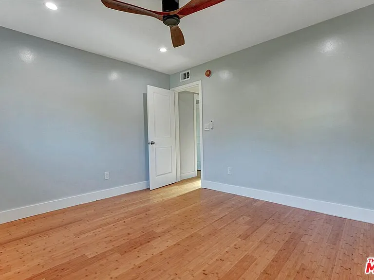 5726 Woodman Ave #2 — Photo 23