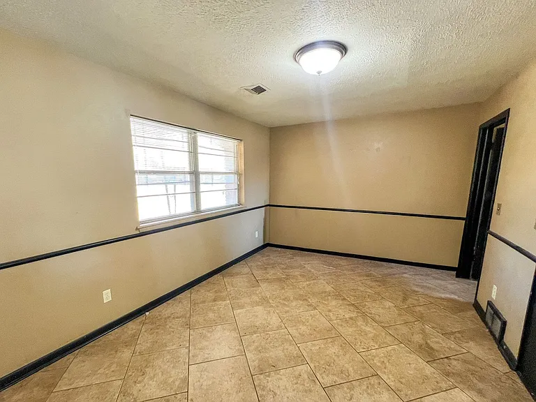 2737 Plymouth Ln — Photo 5