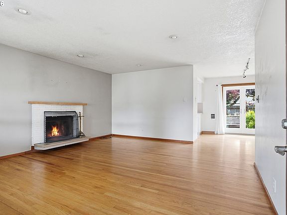 4th image of 2556 Taylor Ave