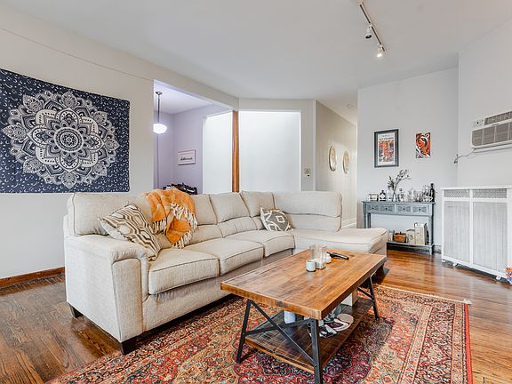 4th image of 2531 N Burling St #11557593