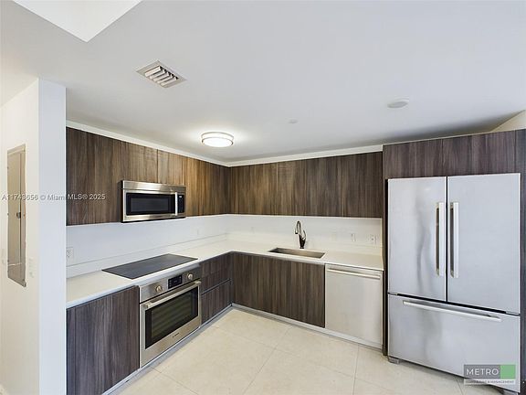 4th image of 488 NE 18th St Unit 205