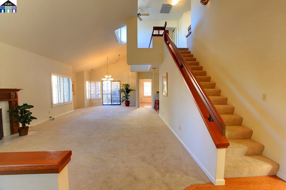 1741 Geary Rd photo 1