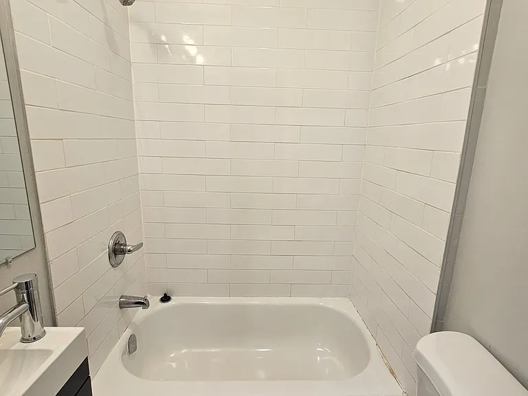 228 S 7th St #3 — Photo 2