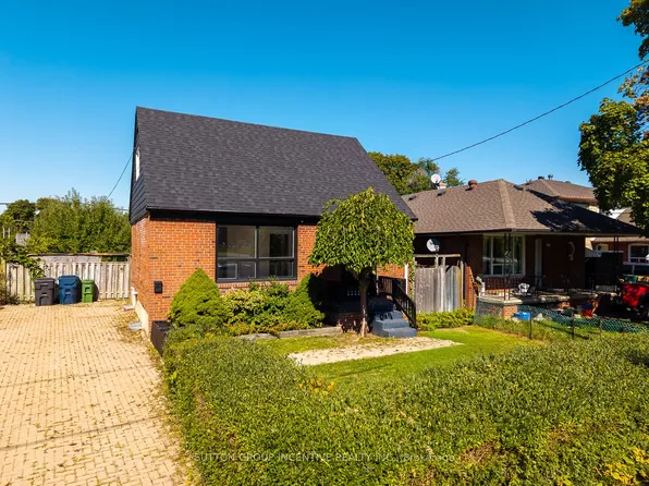 65 Barrhead Cres, Toronto, ON M9W 3Z8