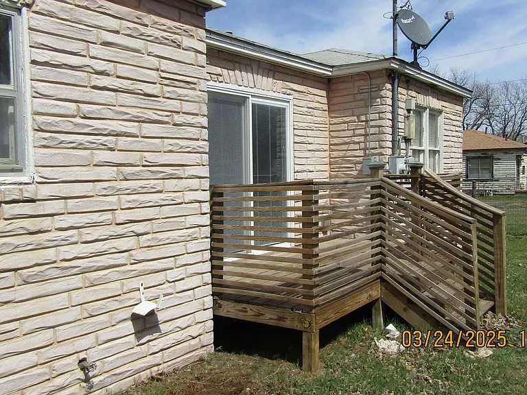 712 SW Roosevelt Ave — Photo 2