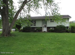 4 Crescent Dr, Castleton, NY 12033