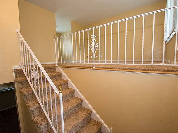 4th image of 32 Barberry Dr