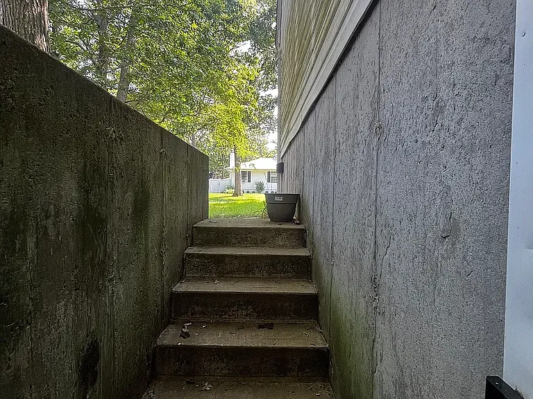 Franklin Ave — Photo 9