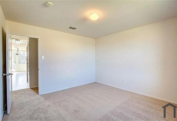 5th image of 605 Rosemary Dr