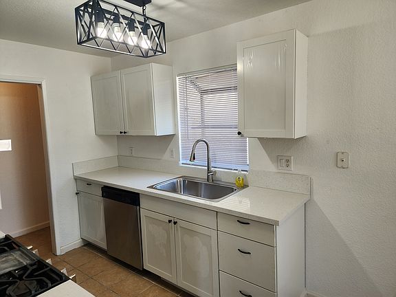 3rd image of 3325 Holly Dr APT B
