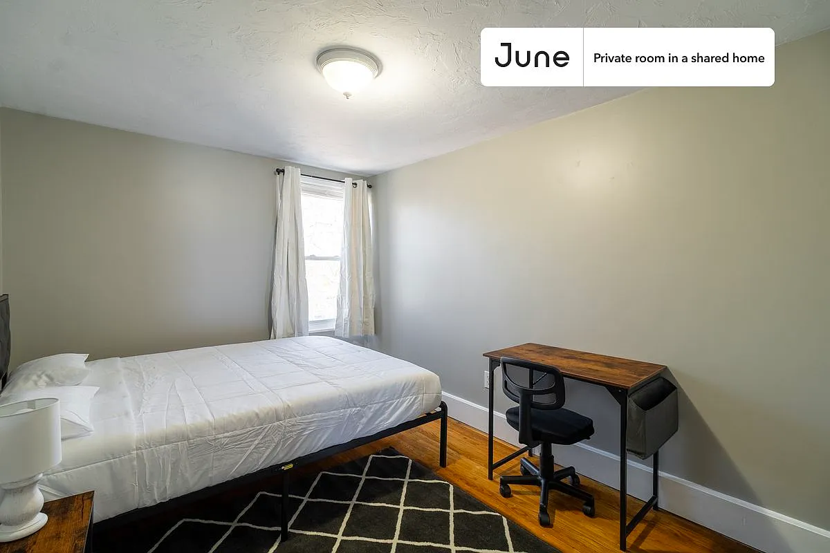 Queen bedroom in 4 bed/2 bath home in Newton Corner #925 B — Photo 3