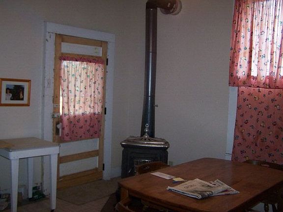 4th image of 221 E Davis St