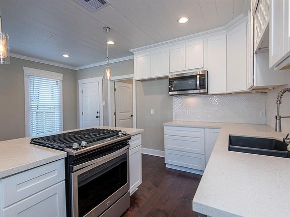 5th image of 1011 Sealy St