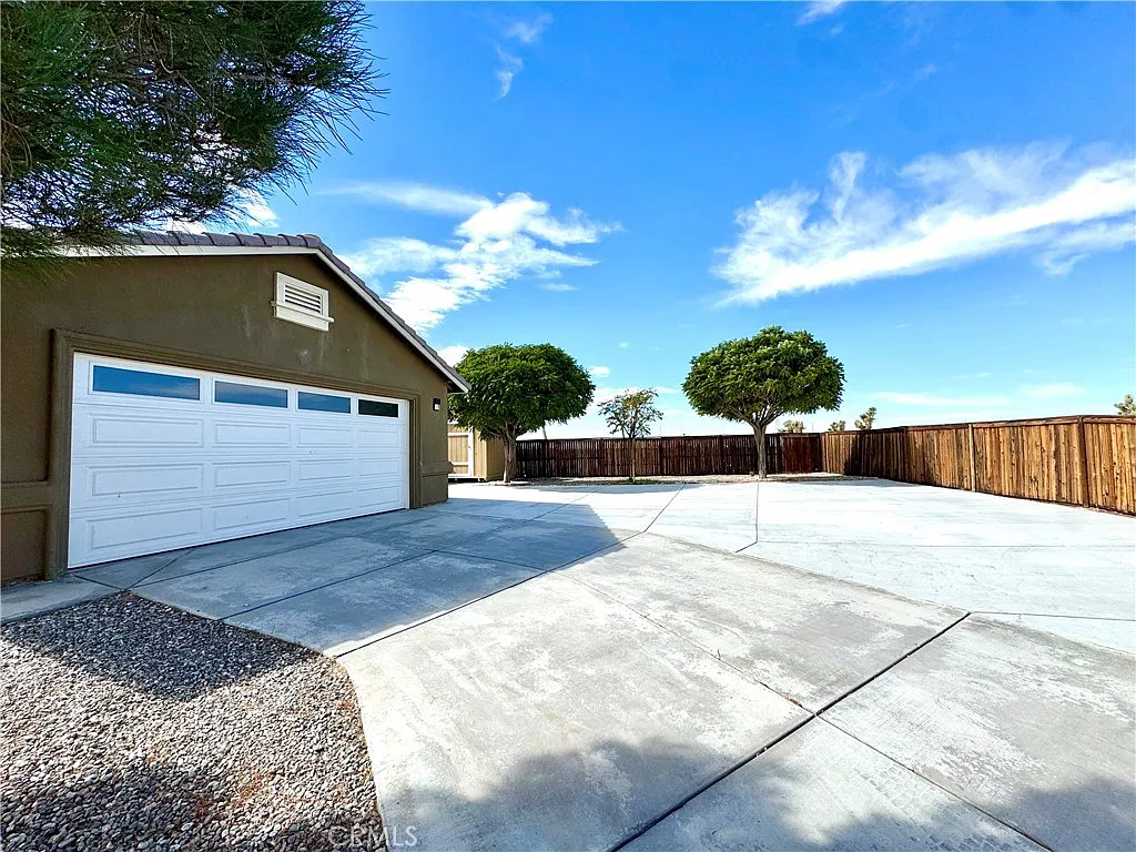 4 bed, 1830 sqft, $2,550 — Photo 2